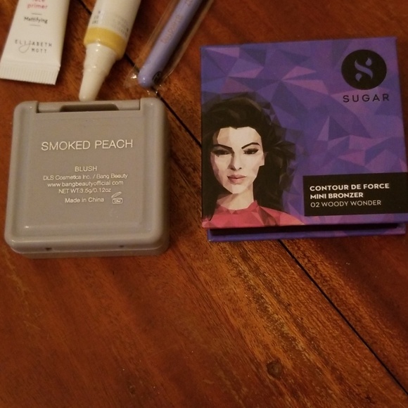 Makeup samples with makeup bag - Picture 3 of 5